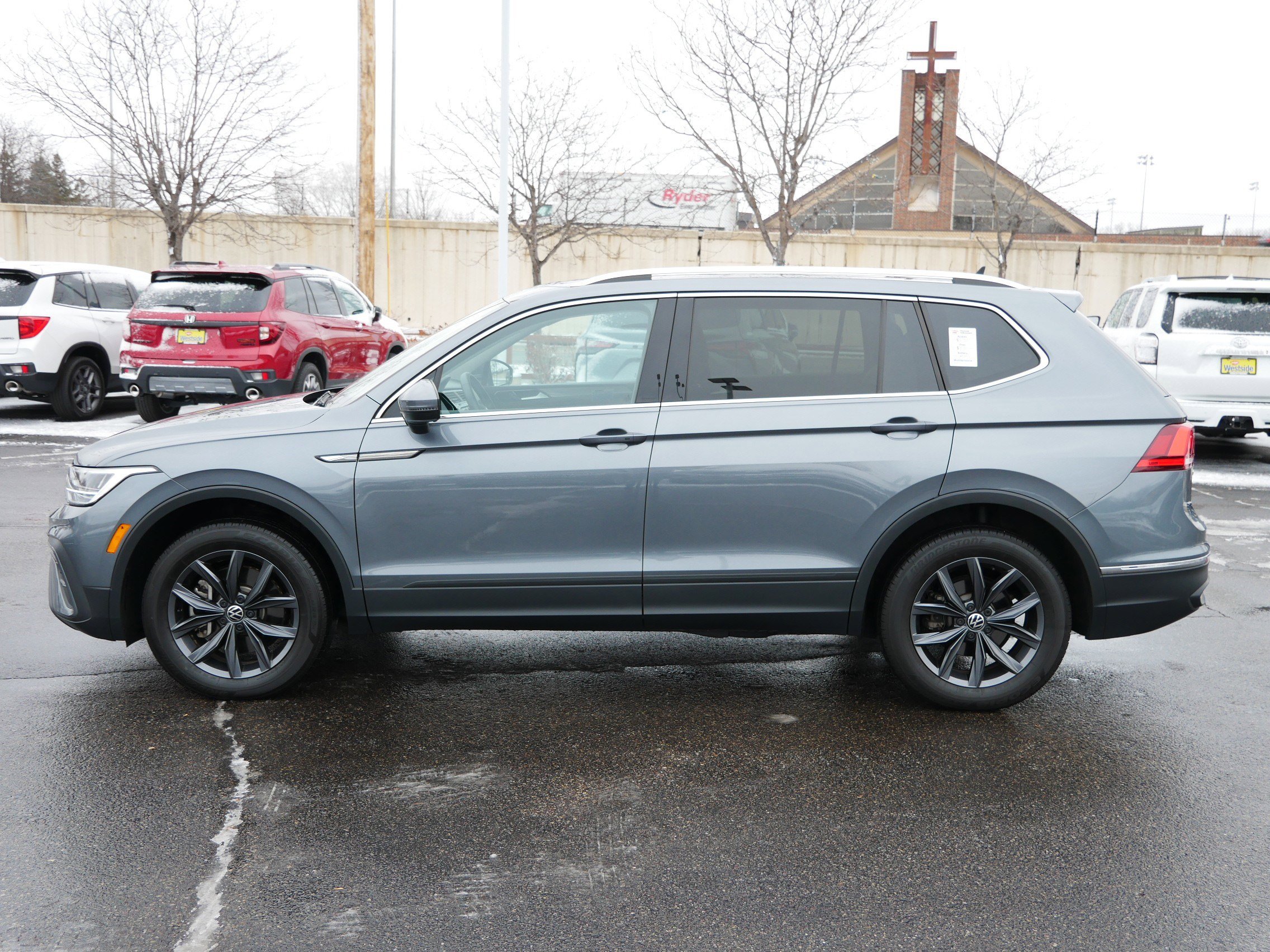 2023 Volkswagen Tiguan SE photo 3