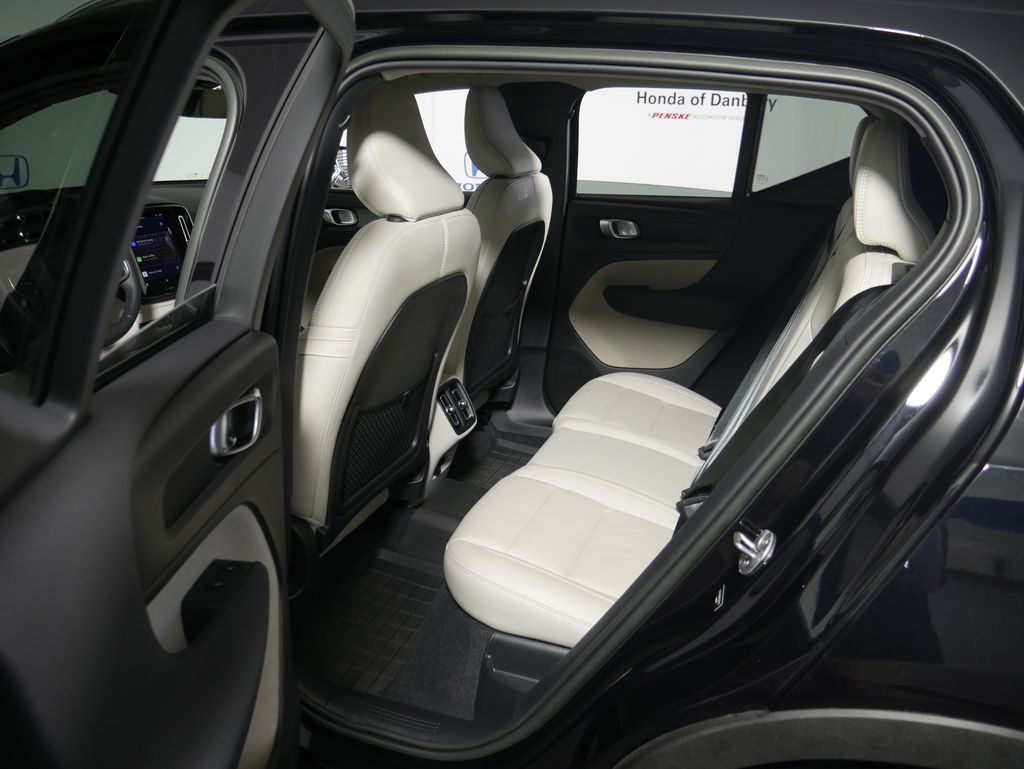 2023 Volvo XC40 Plus photo 14