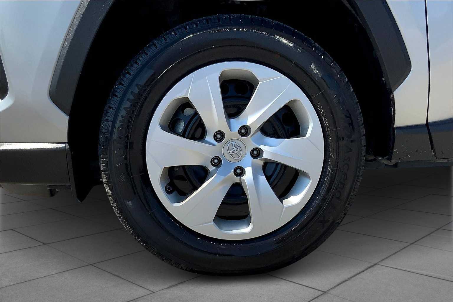 2019 Toyota RAV4 LE photo 10