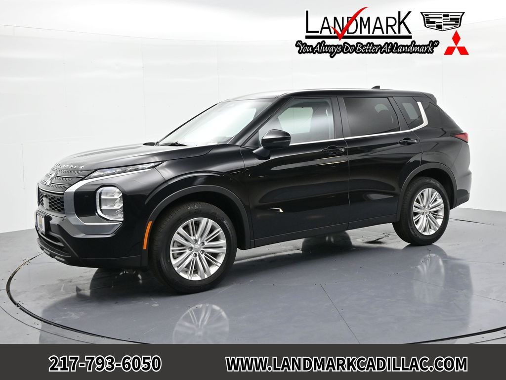 2024 Mitsubishi Outlander ES's photo