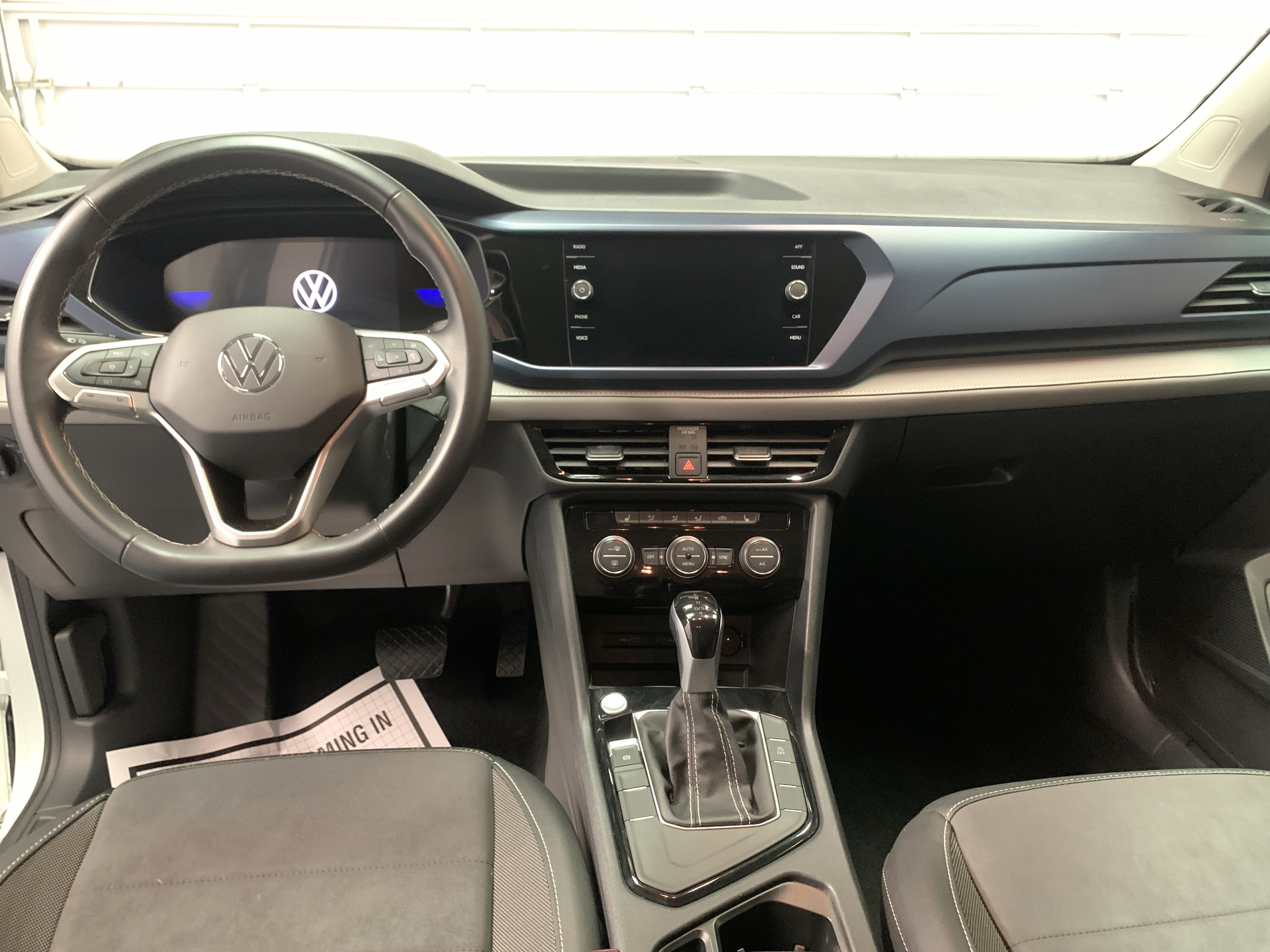 2024 Volkswagen Taos SE photo 2