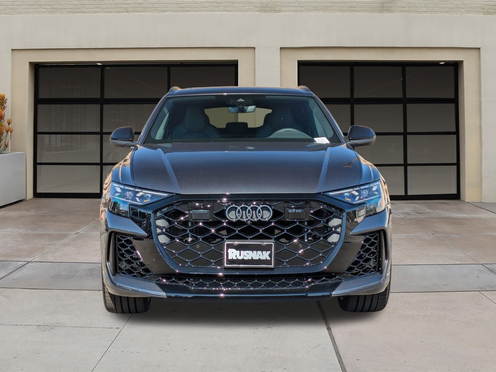 2025 Audi RS Q8 photo 2