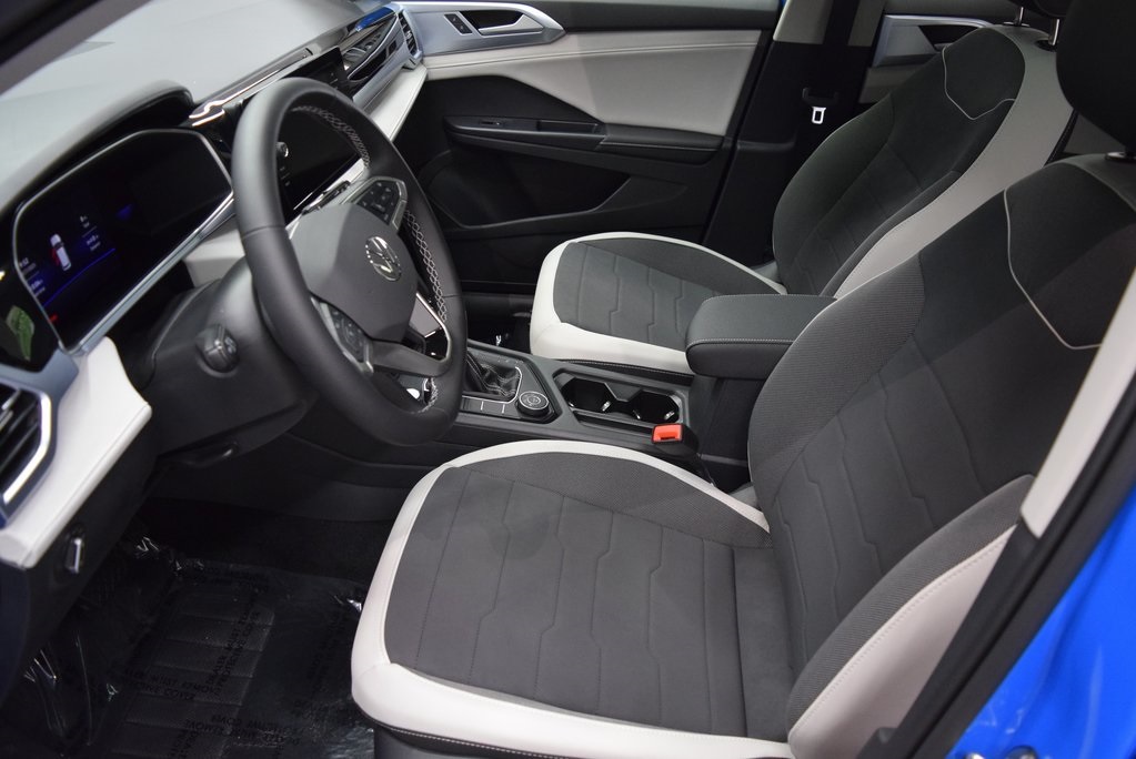 2025 Volkswagen Taos SE photo 4