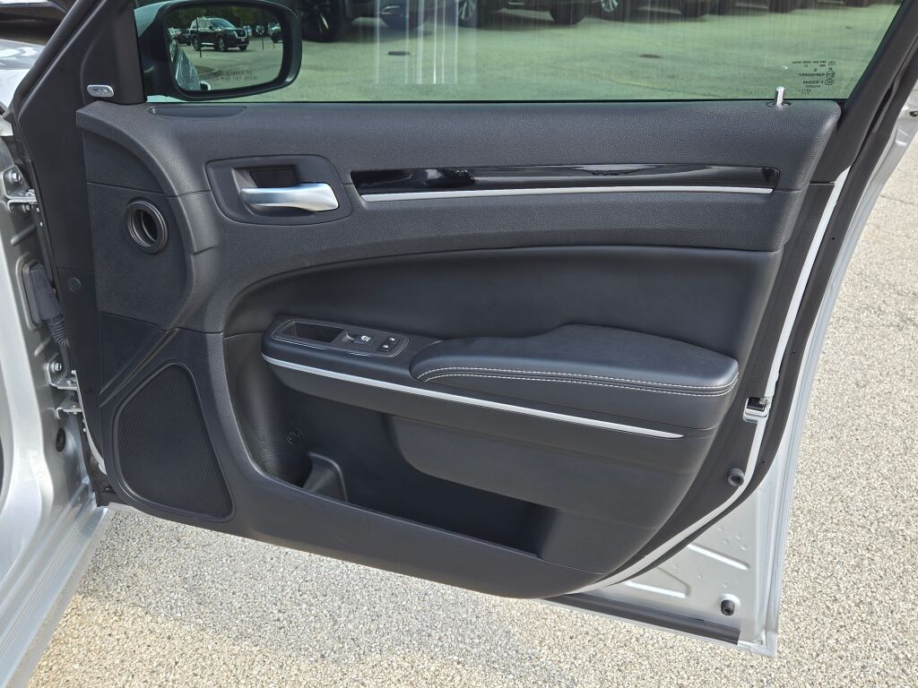 2023 Chrysler 300 photo 6