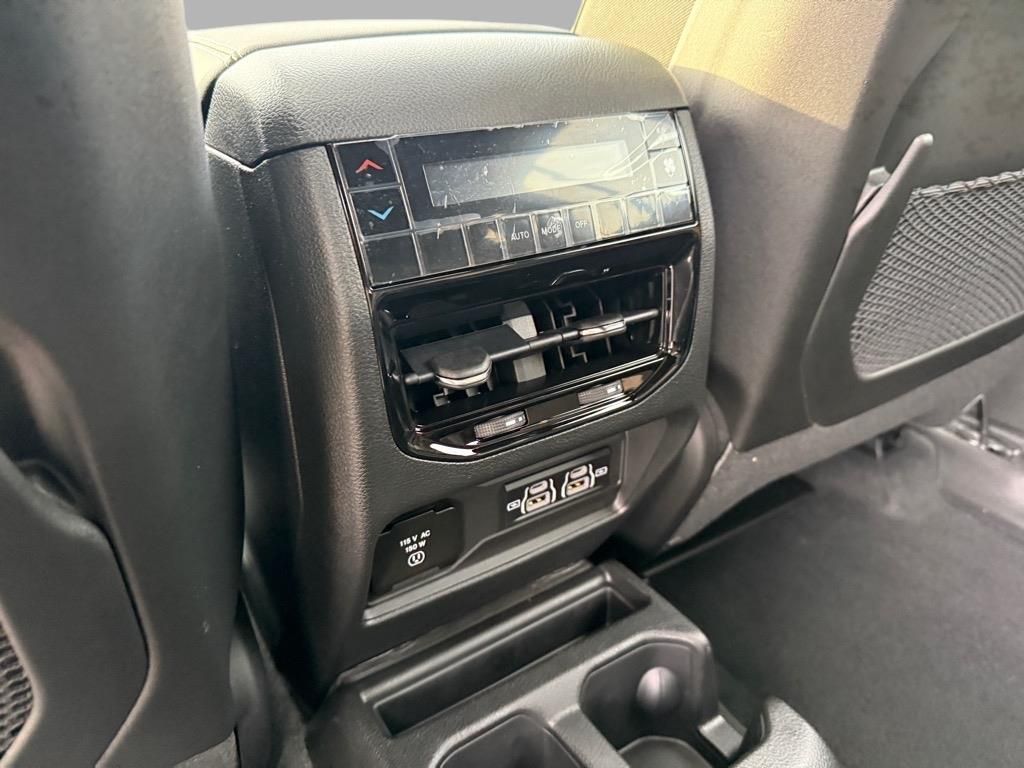 2025 Jeep Grand Cherokee Laredo Altitude photo 21