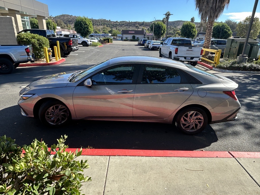 2024 Hyundai Elantra SEL photo 2