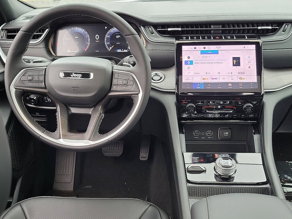 2025 Jeep Grand Cherokee Limited photo 3