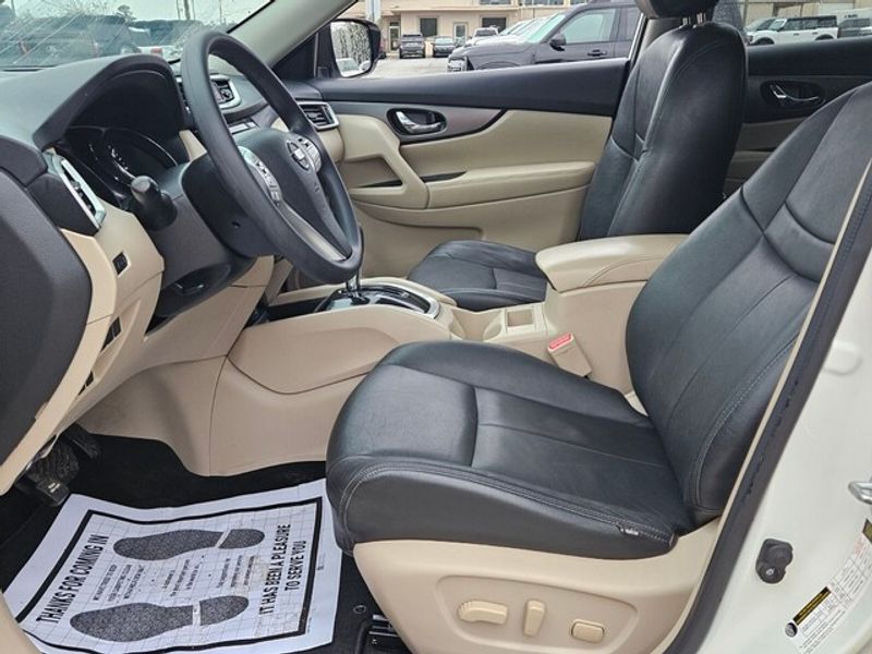 2016 Nissan Rogue SV photo 4