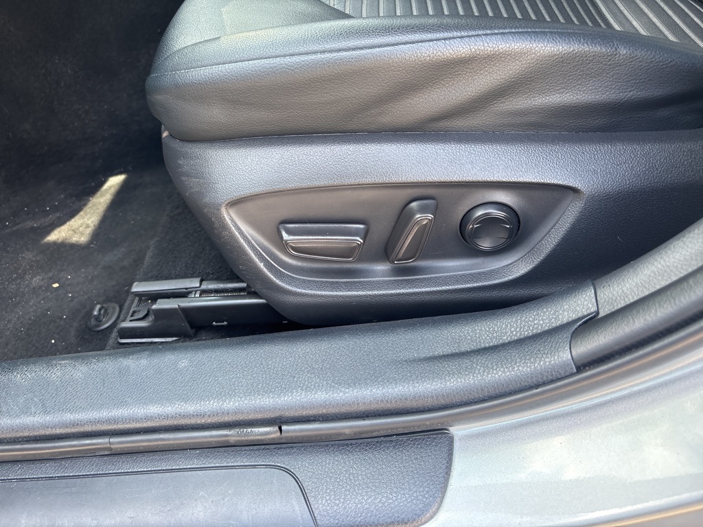 2020 Toyota Camry SE photo 18