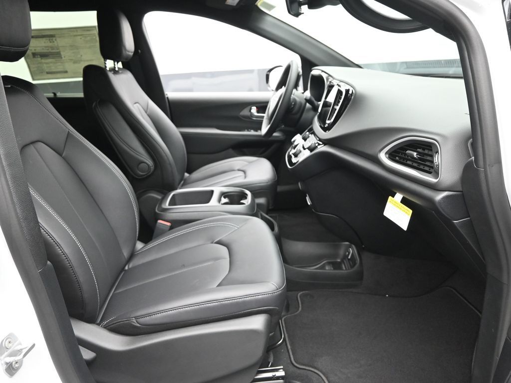 2026 Chrysler Voyager LX photo 5