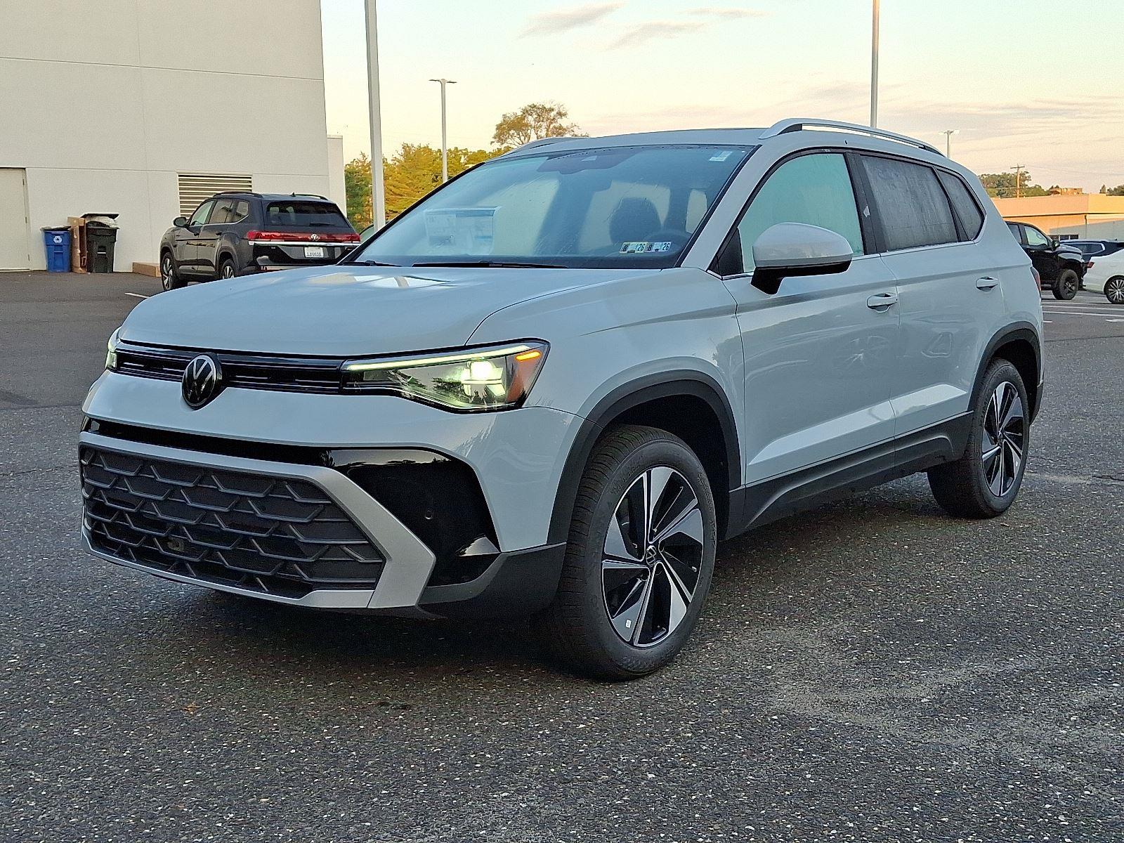 2025 Volkswagen Taos SE photo 3