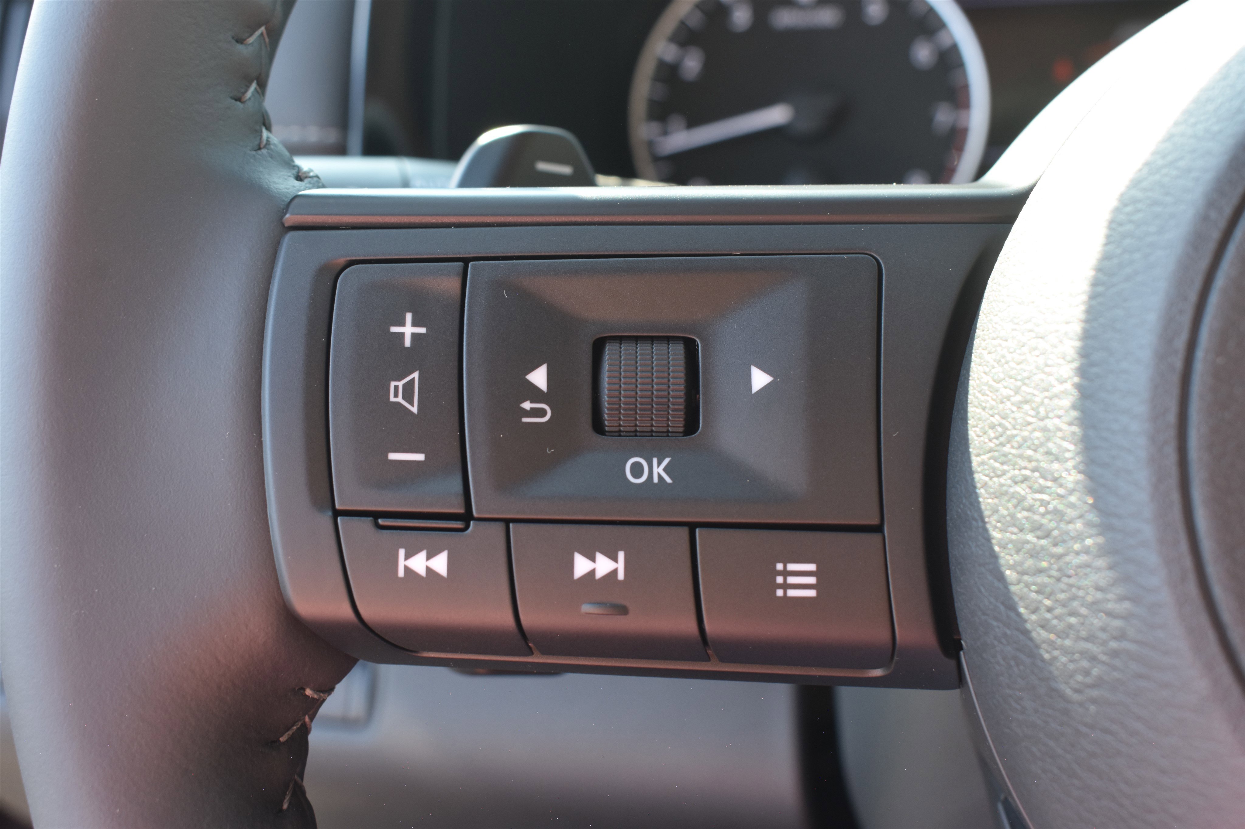 2025 Nissan Pathfinder SV photo 5