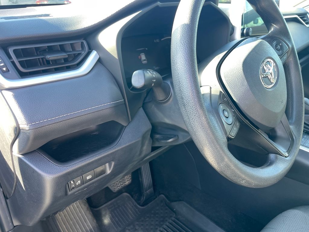 2023 Toyota RAV4 XLE photo 29
