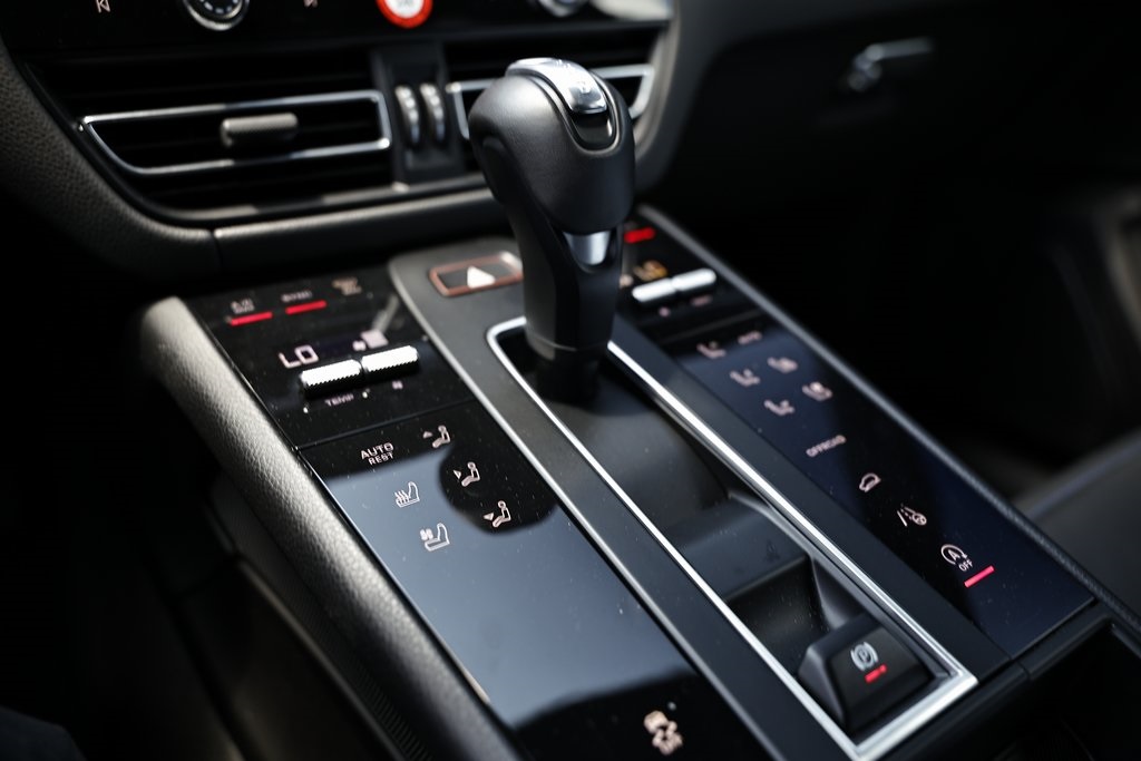 2025 Porsche Macan T photo 35