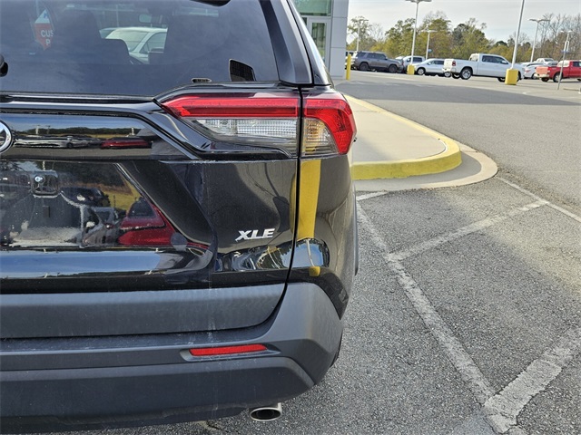 2023 Toyota RAV4 XLE photo 2