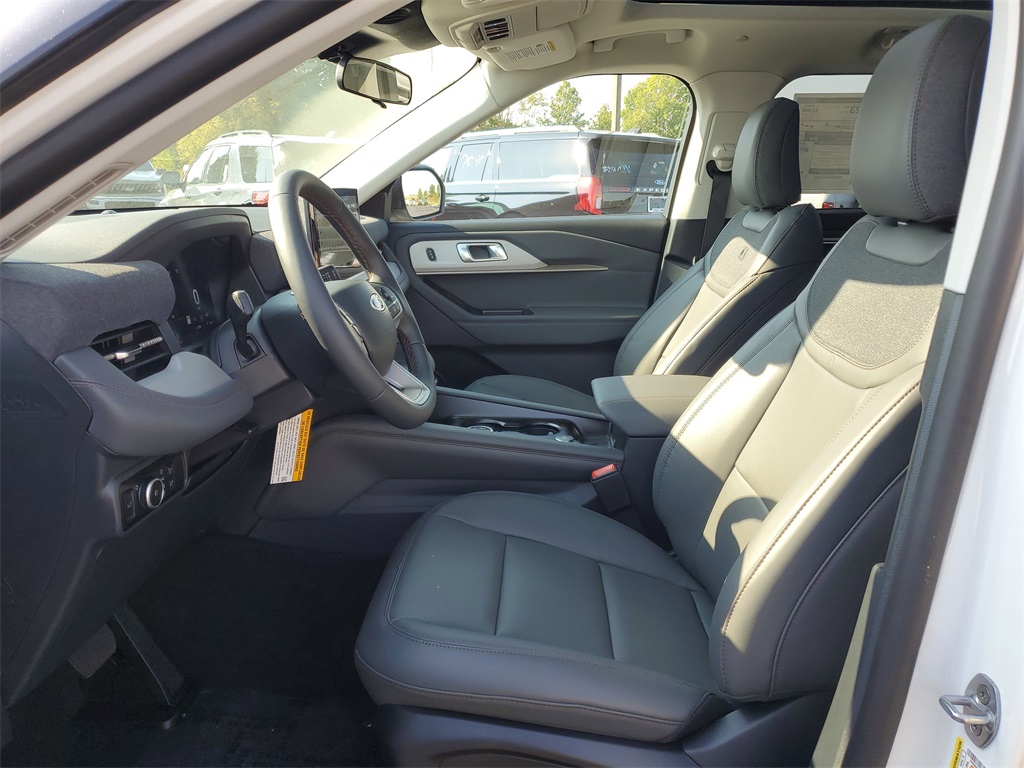 2025 Ford Explorer photo 3