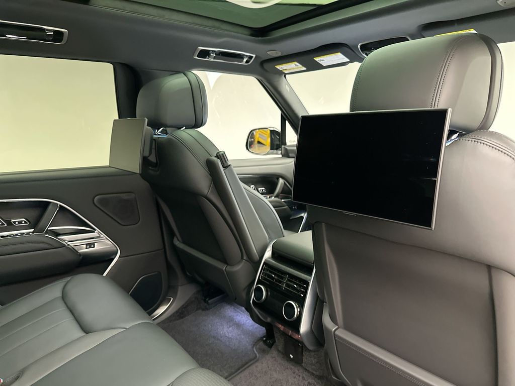 2025 Land Rover Range Rover SE photo 7