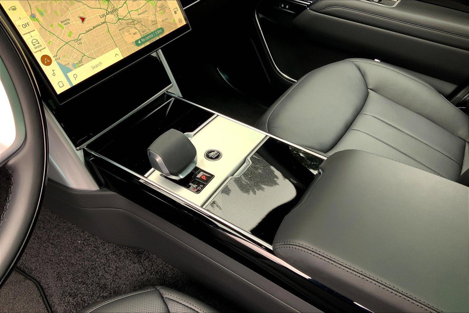 2025 Land Rover Range Rover SE photo 5