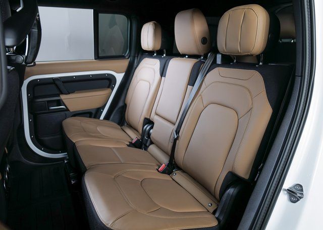 2025 Land Rover Defender 130 V8 photo 4