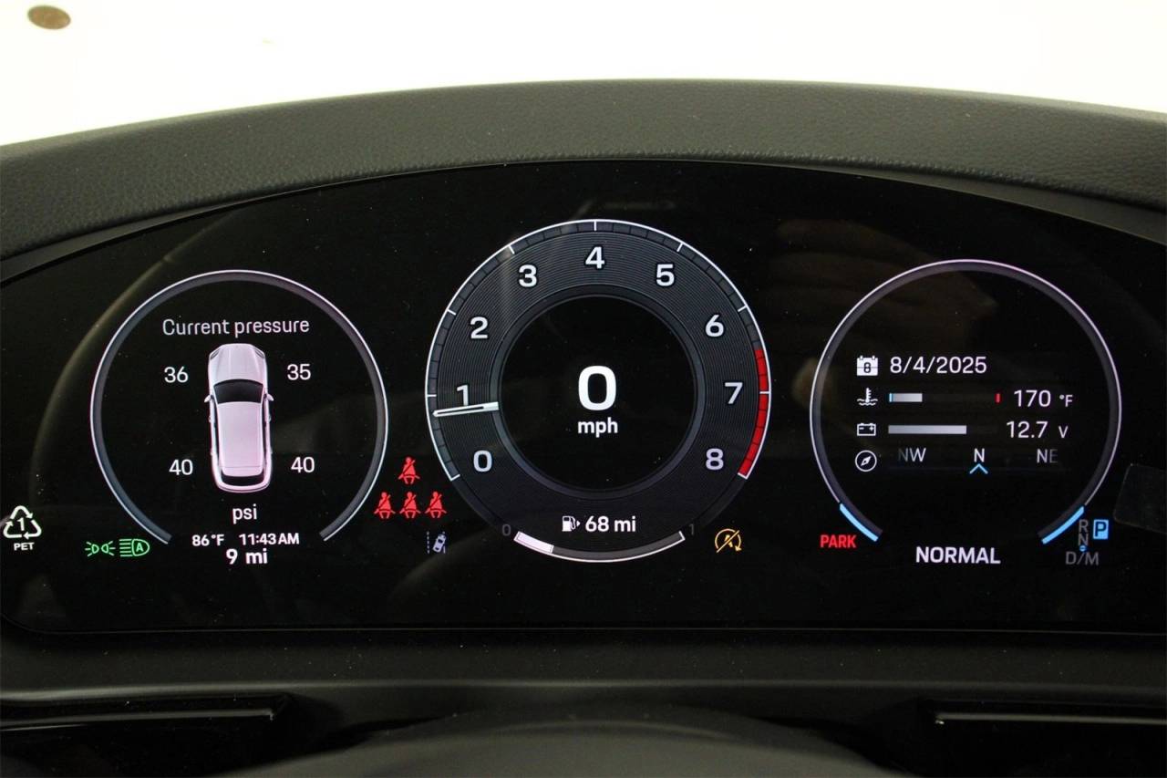 2025 Porsche Cayenne photo 13