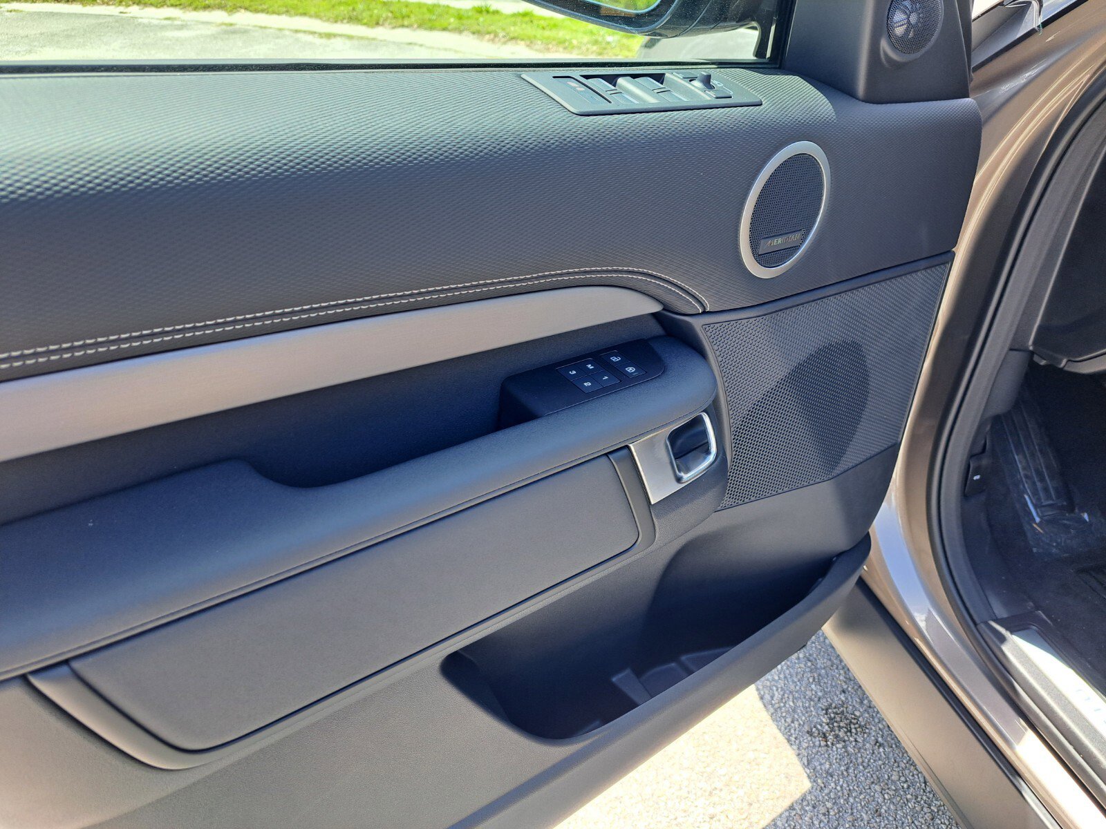 2025 Land Rover Discovery SE photo 10