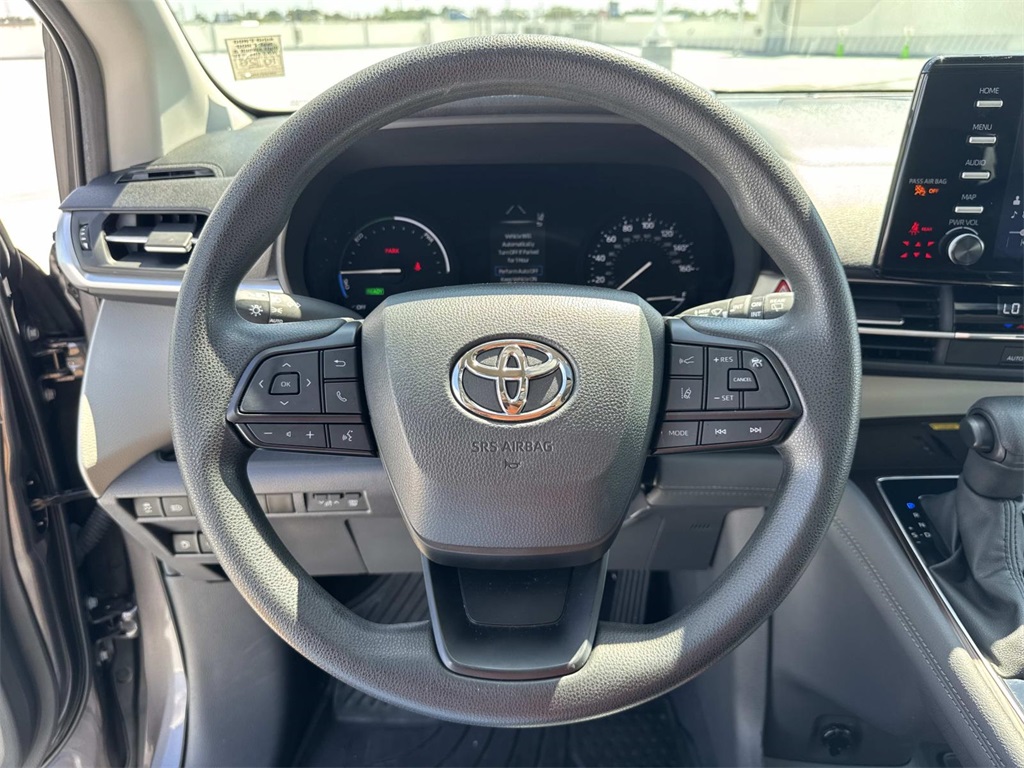 2024 Toyota Sienna LE photo 19