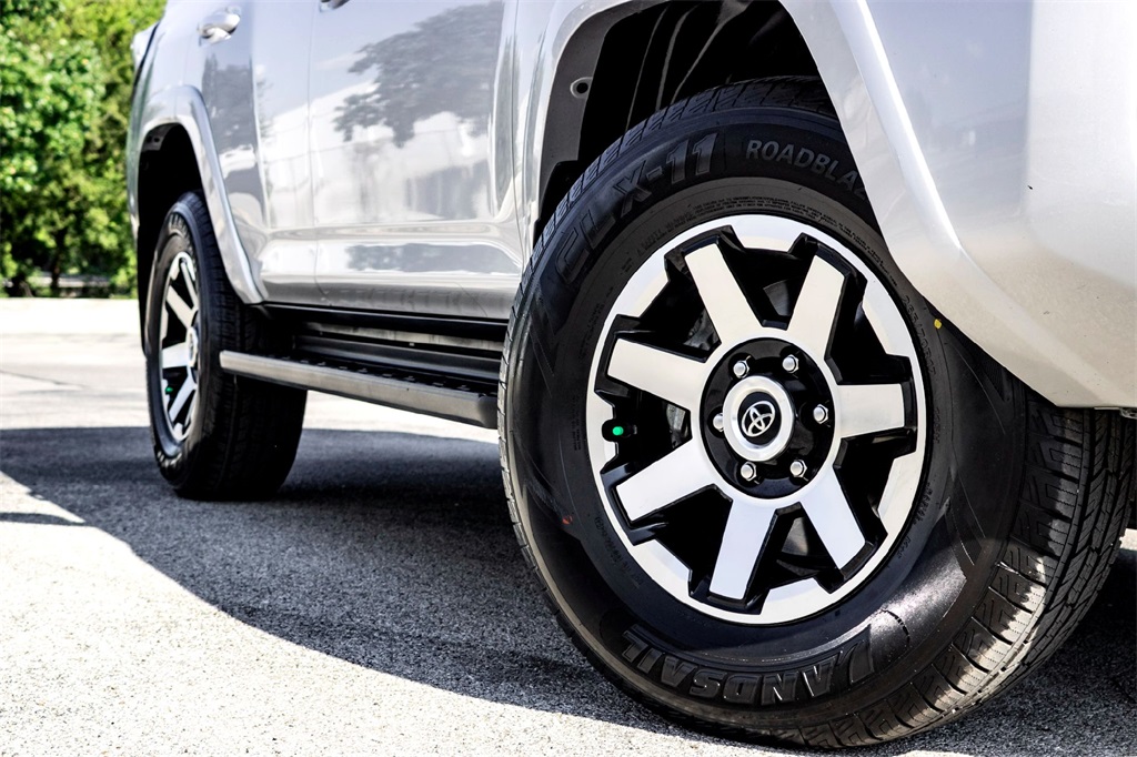 2024 Toyota 4Runner TRD Off-Road photo 2