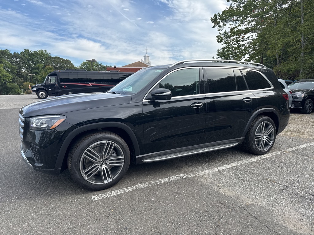2026 Mercedes Benz GLS 450 4MATIC photo 2