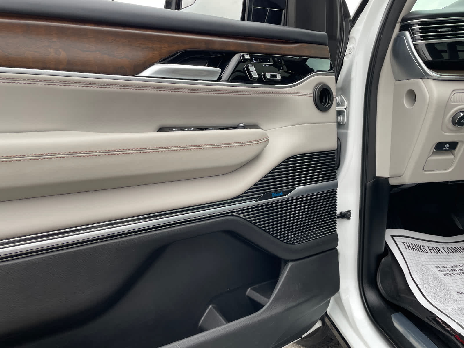 2023 Jeep Grand Wagoneer Base photo 19
