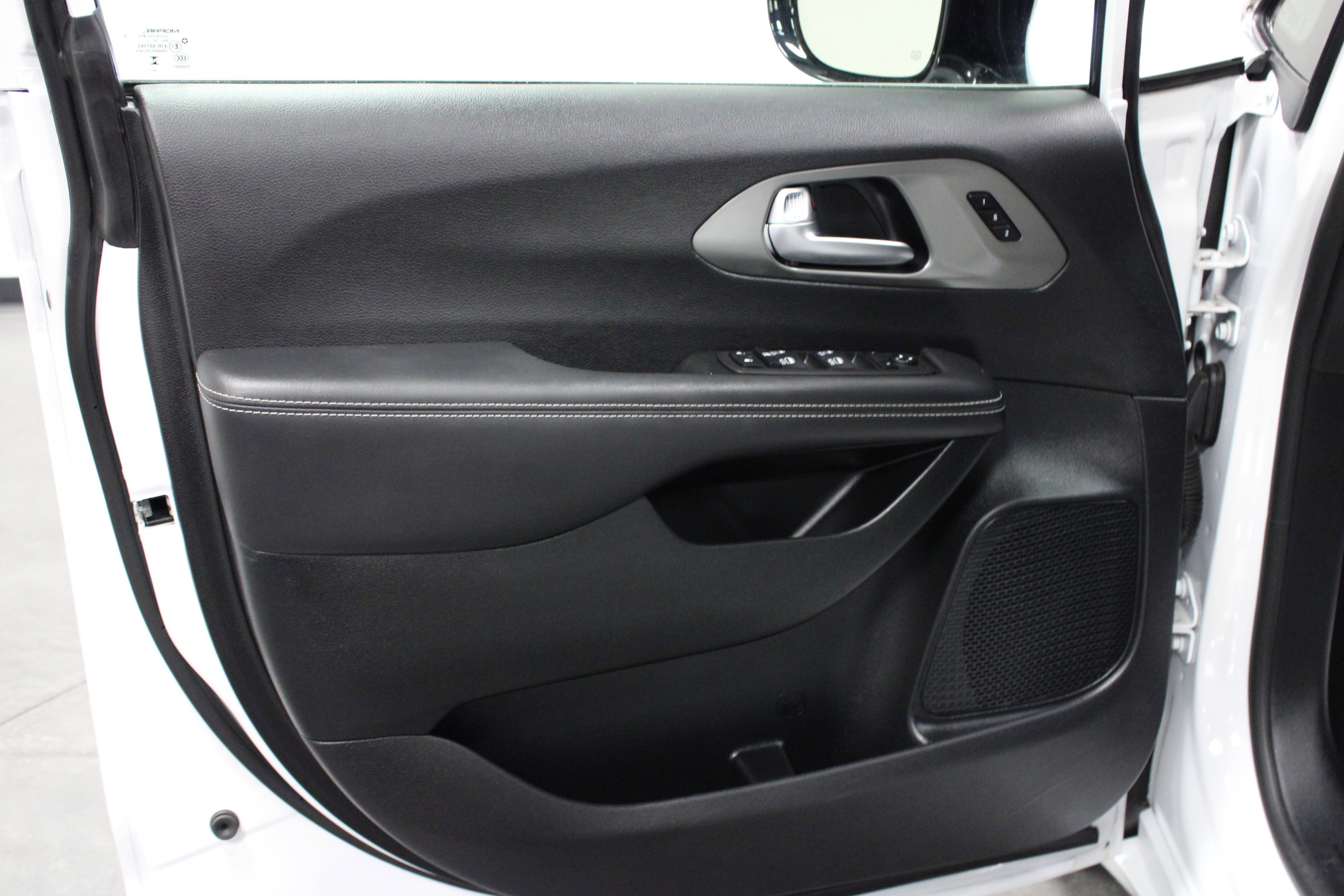 2025 Chrysler Pacifica photo 10