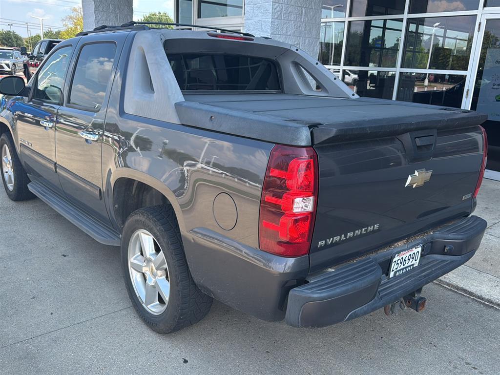 2011 Chevrolet Avalanche LS photo 4