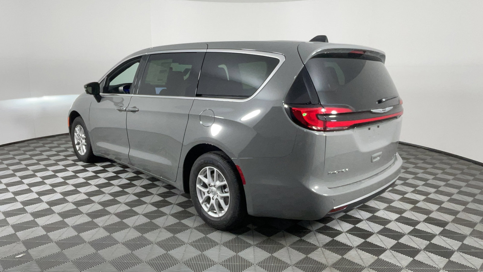 2025 Chrysler Pacifica photo 6