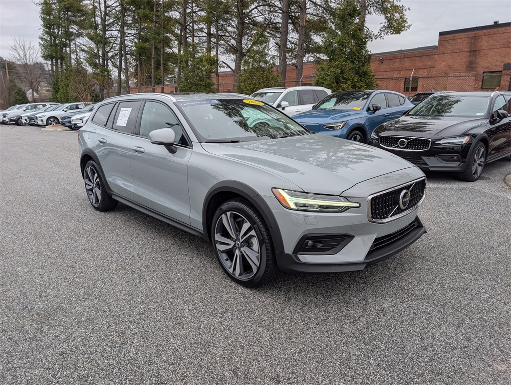2025 Volvo V60 Cross Country Plus's photo