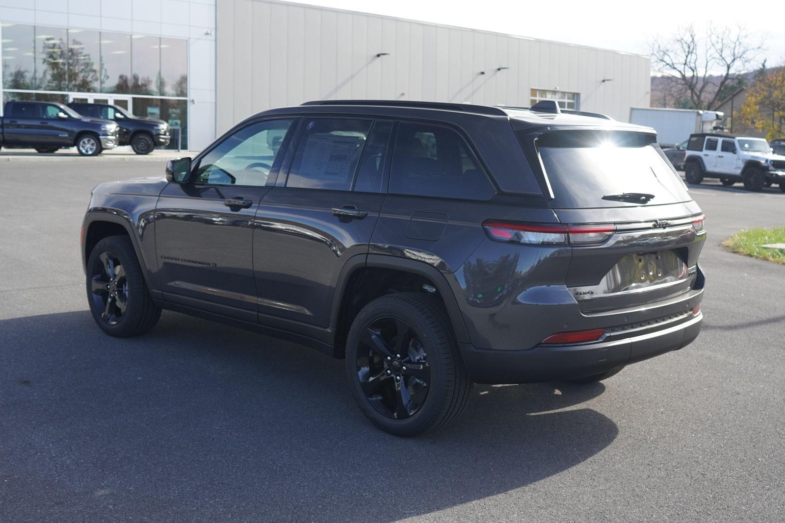 2025 Jeep Grand Cherokee Limited photo 4