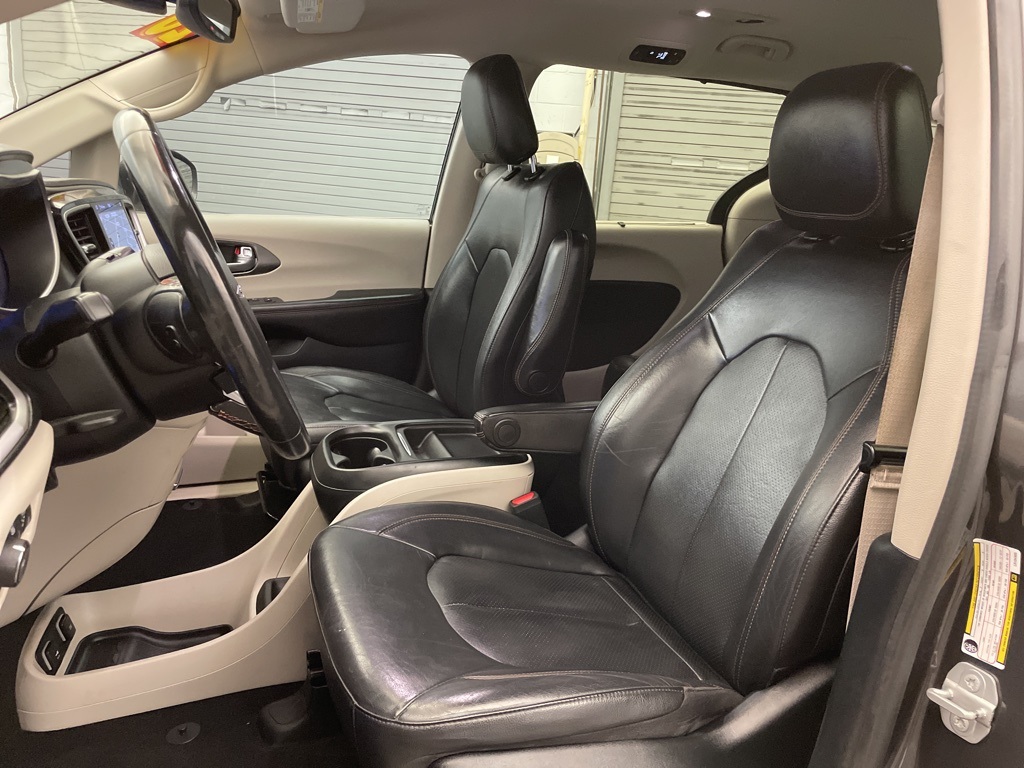 2020 Chrysler Pacifica Touring L photo 16