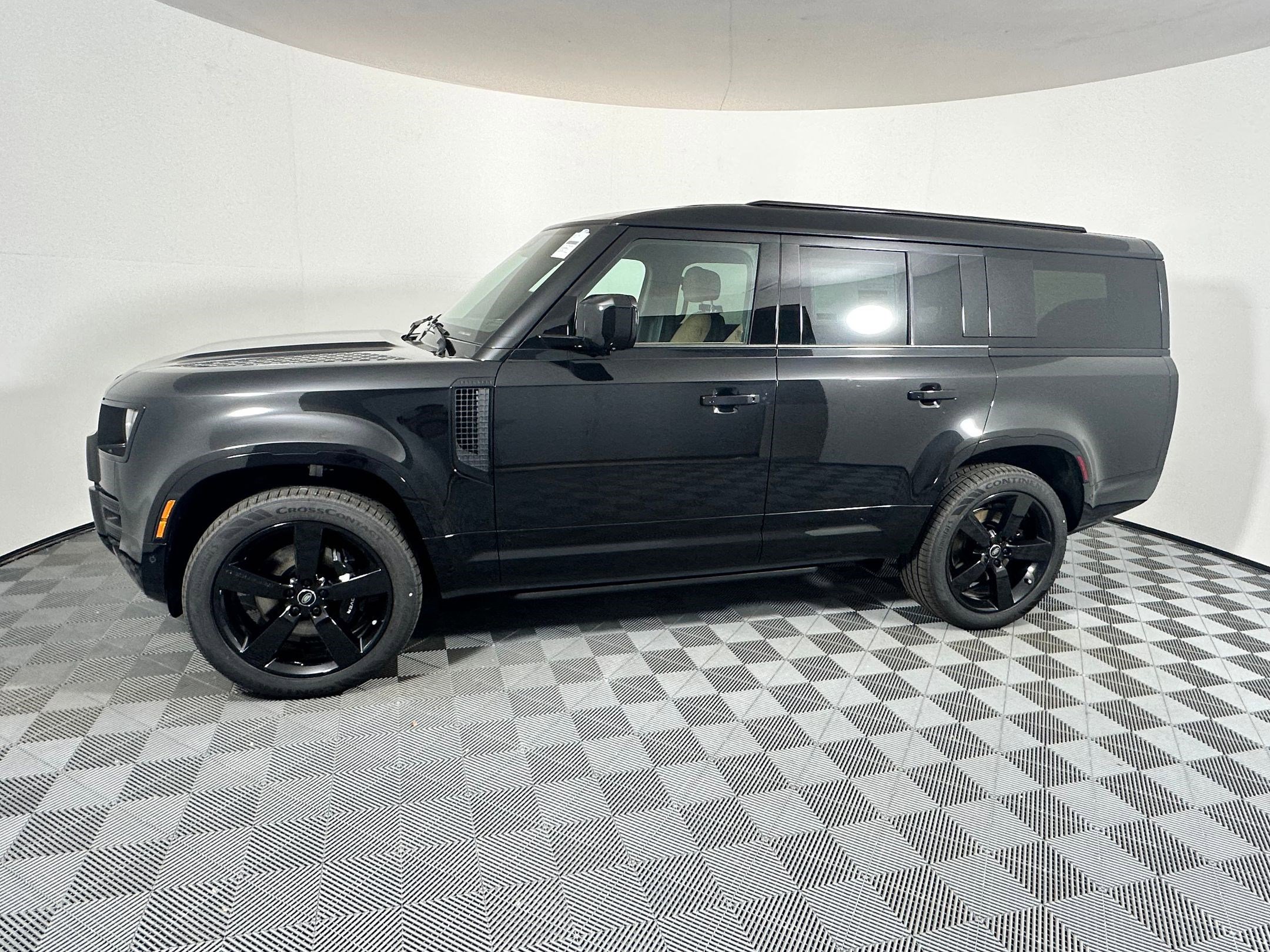 2025 Land Rover Defender 130 V8 photo 2