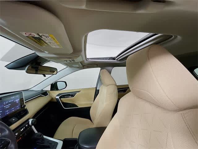 2022 Toyota RAV4 Hybrid XLE photo 9