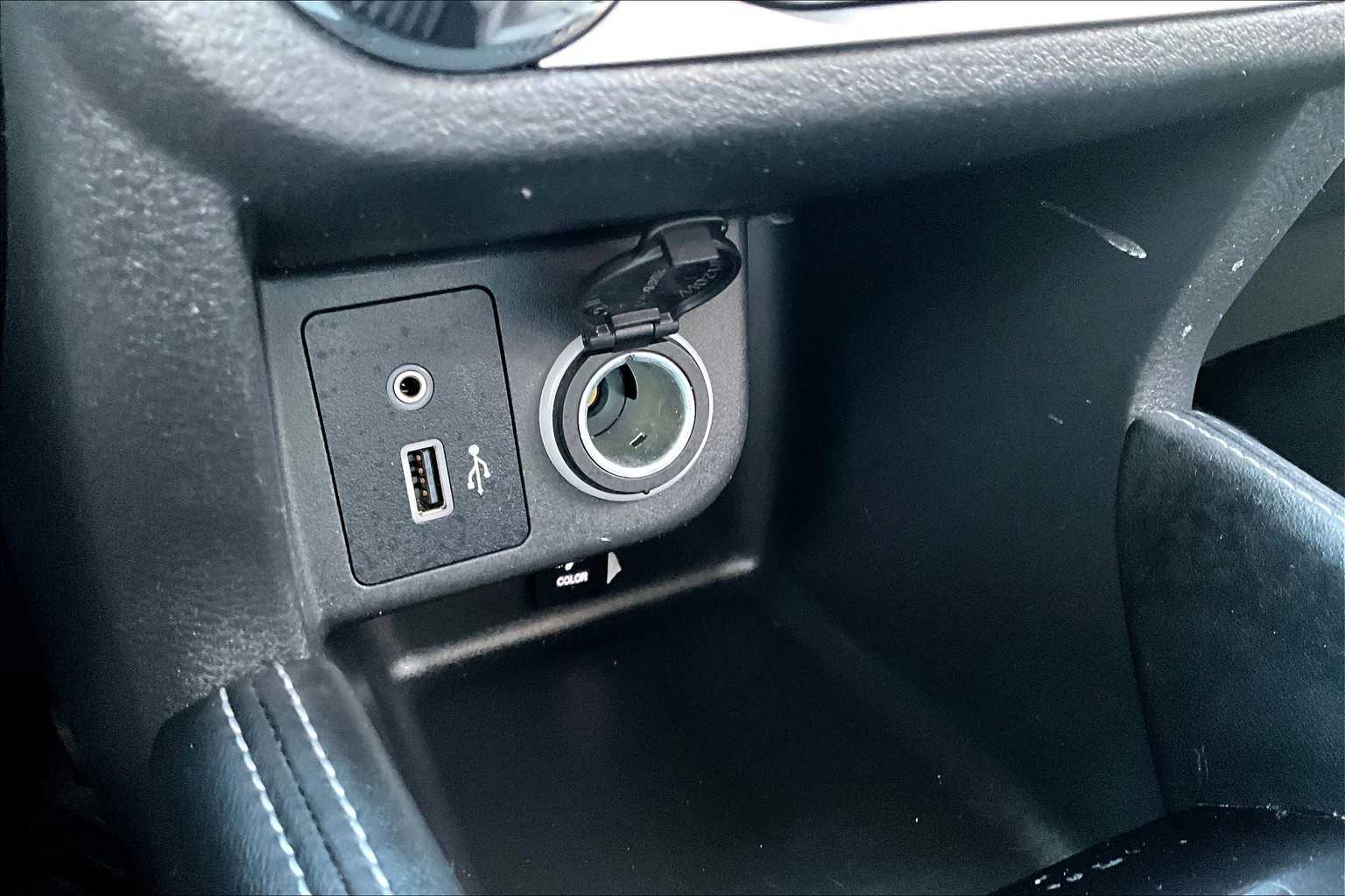 2020 Nissan Kicks SR photo 29