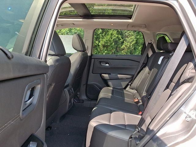 2025 Nissan Rogue SV photo 6