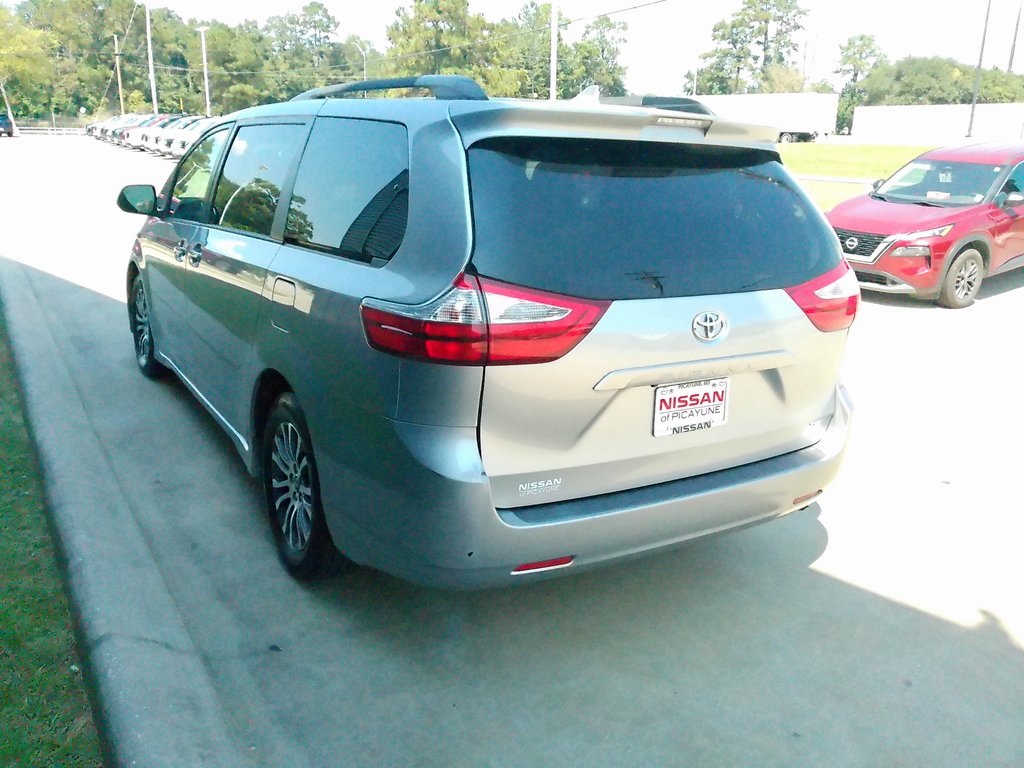 2018 Toyota Sienna XLE photo 5