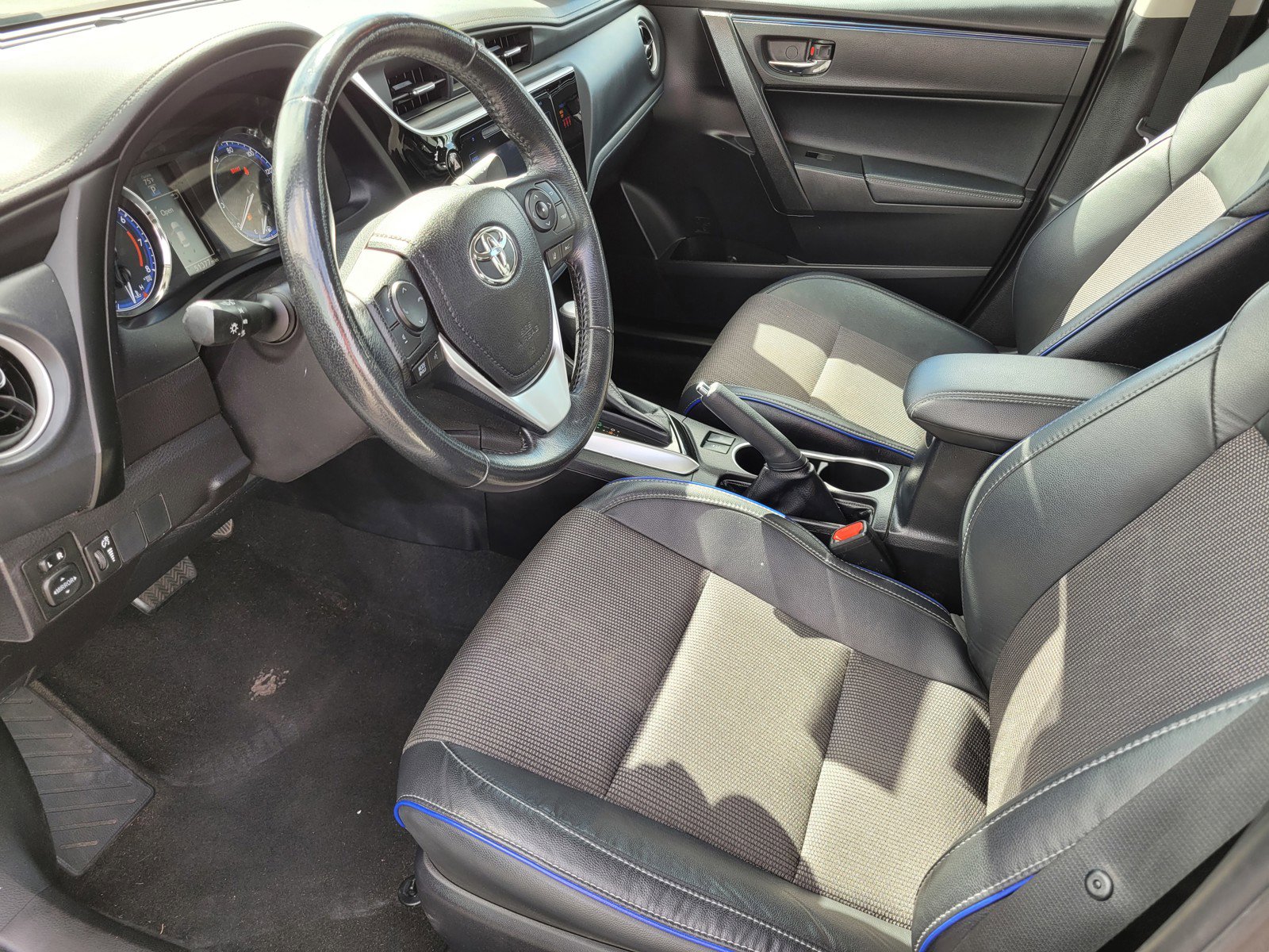 2019 Toyota Corolla XLE XSE photo 14