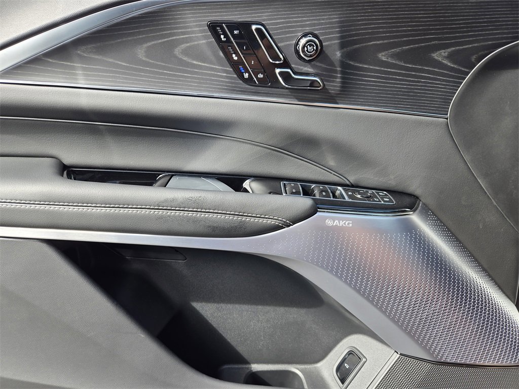 2025 Cadillac Lyriq Luxury photo 24