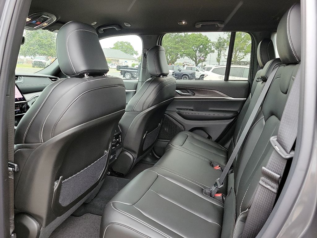 2025 Jeep Grand Cherokee Limited photo 9