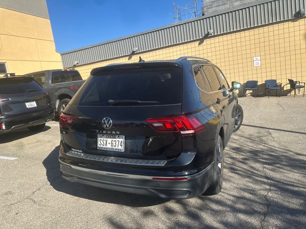 2023 Volkswagen Tiguan SE photo 3
