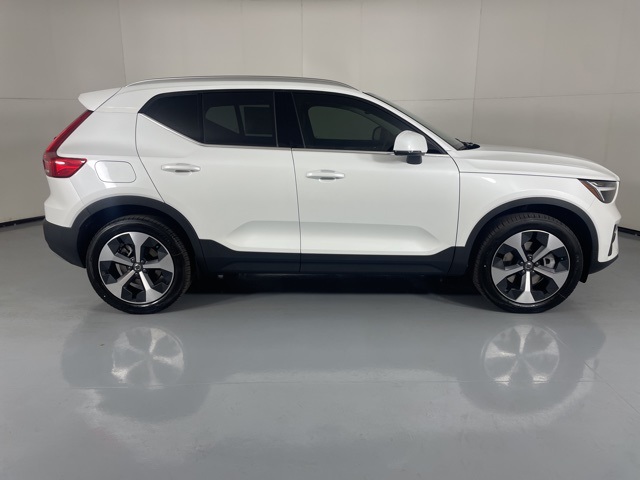 2025 Volvo XC40 Core photo 9