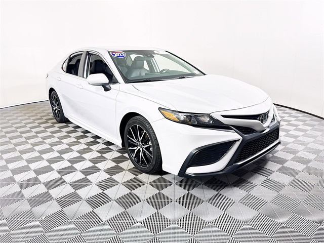 2023 Toyota Camry SE's photo