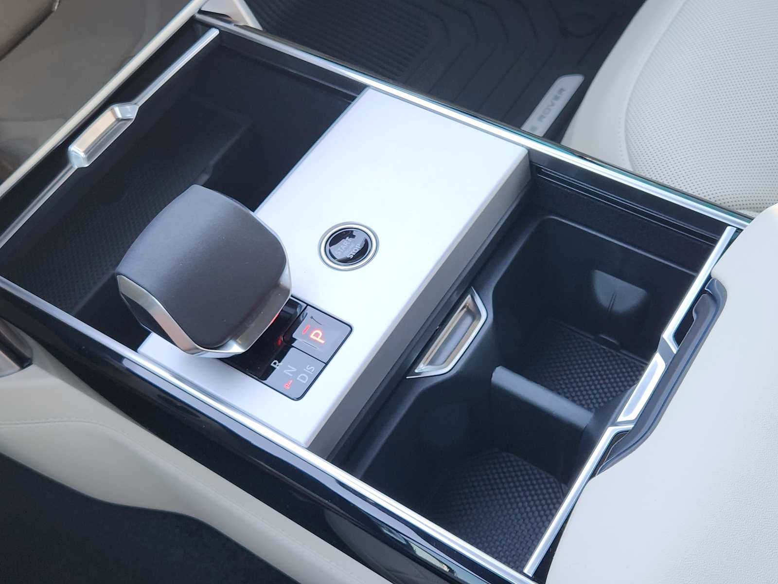 2025 Land Rover Range Rover SE photo 16