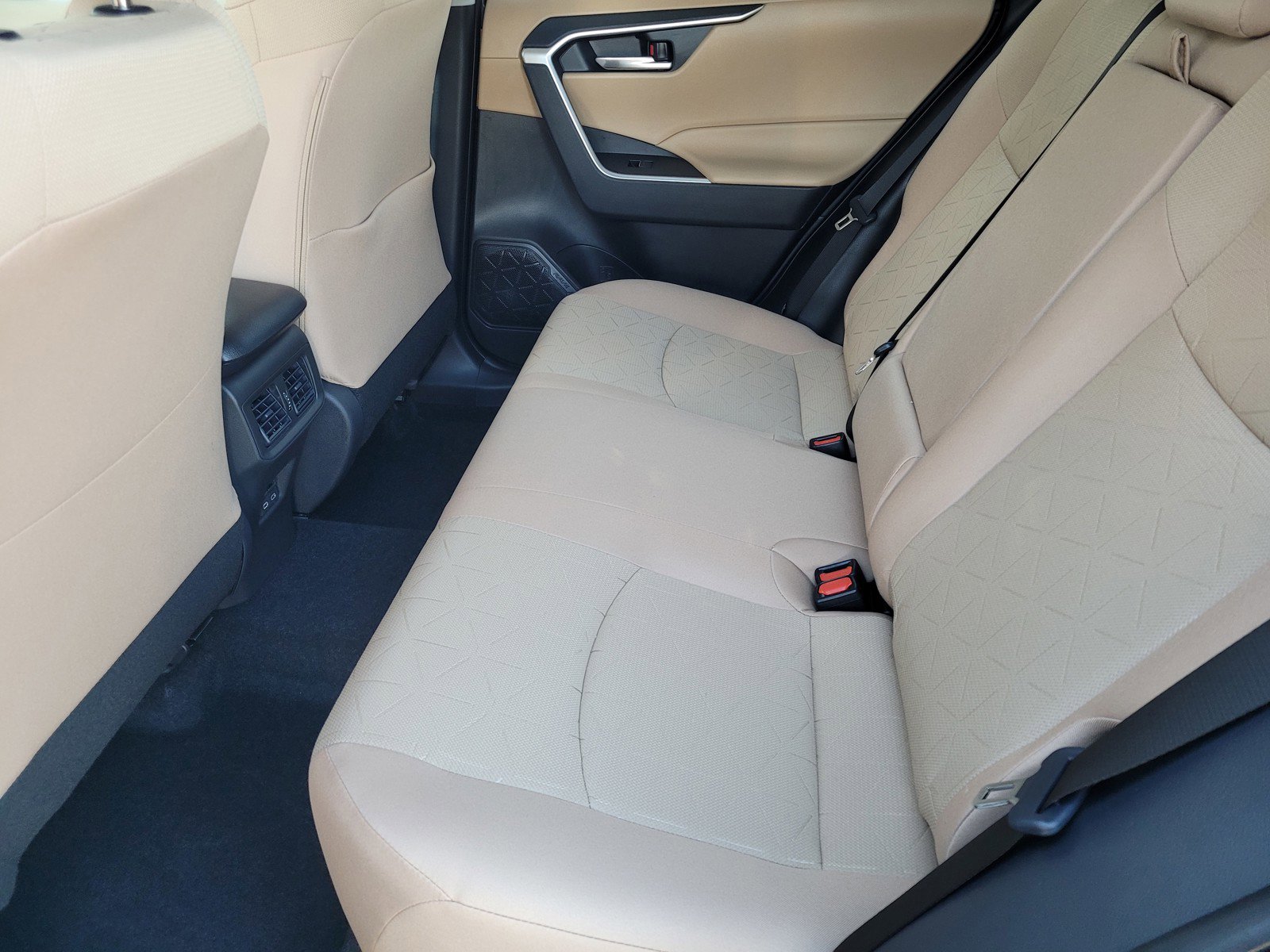 2025 Toyota RAV4 XLE photo 4