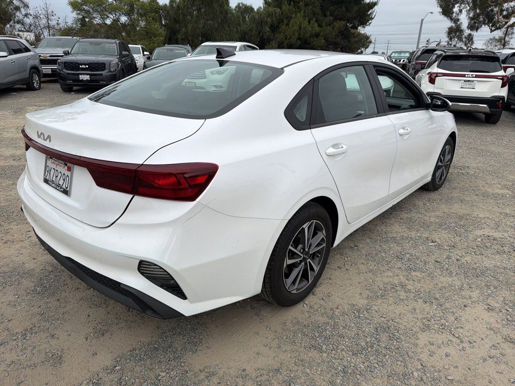 2024 Kia Forte LXS photo 3