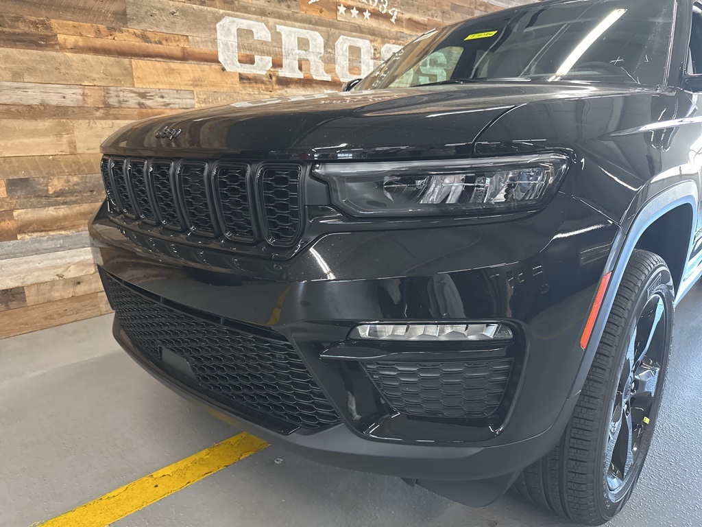 2025 Jeep Grand Cherokee Limited photo 3